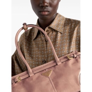 Кожаная сумка среднего размера Prada